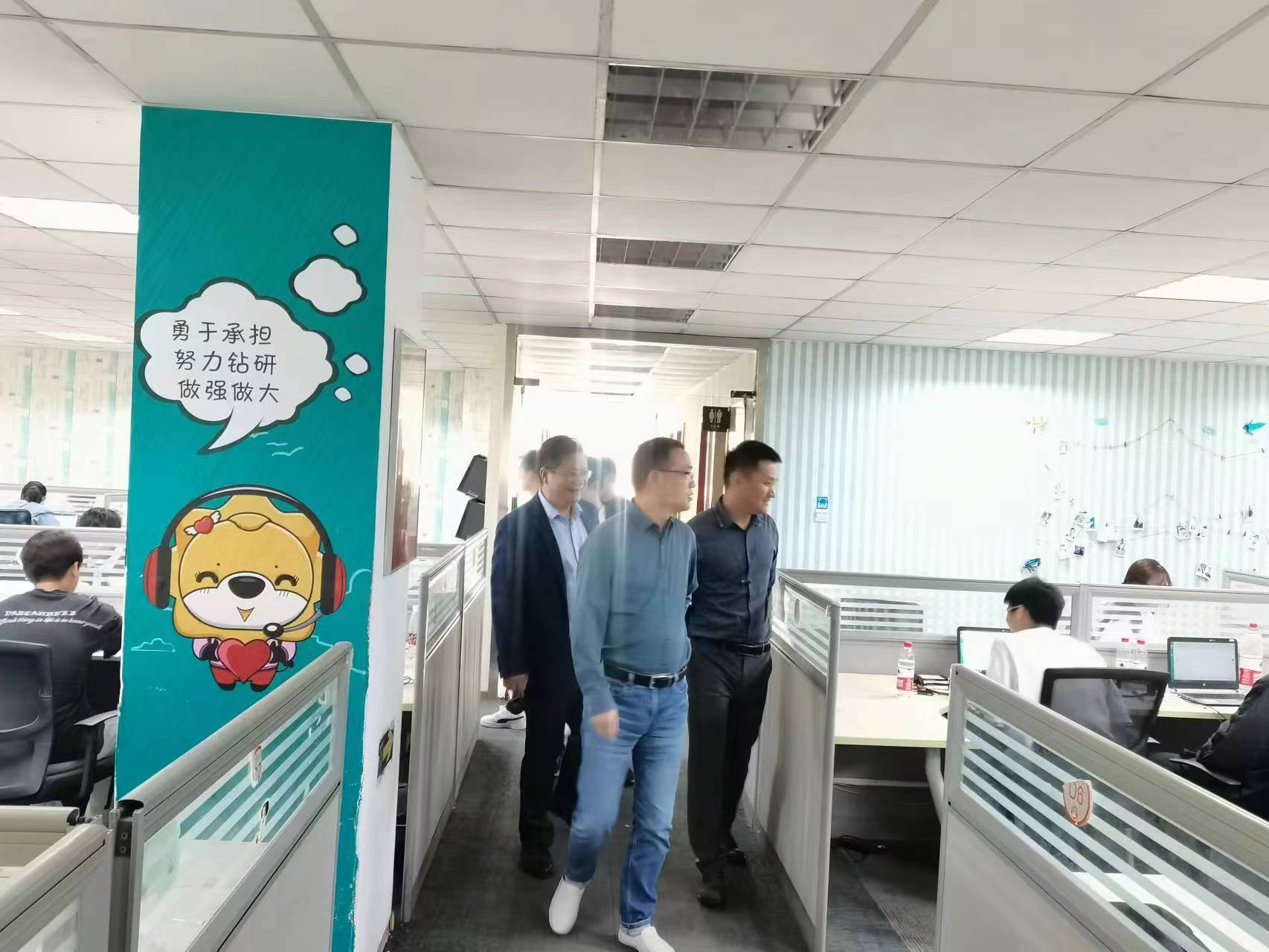 回訪企業(yè)實(shí)習(xí)學(xué)生，關(guān)懷職業(yè)成長道路
