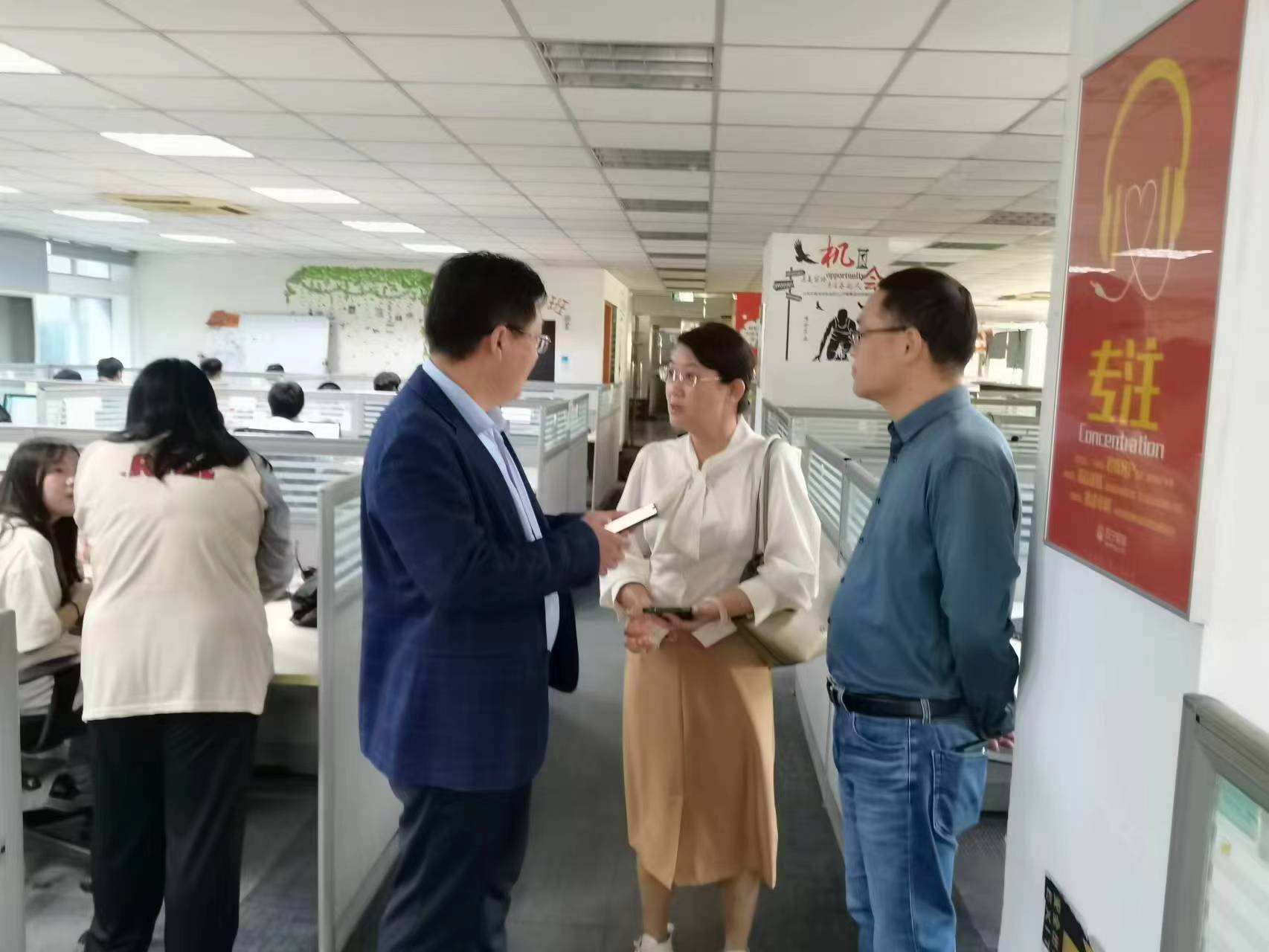 回訪企業(yè)實(shí)習(xí)學(xué)生，關(guān)懷職業(yè)成長道路