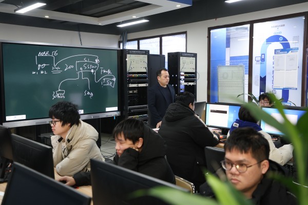 初中成績不好上不了高中怎么辦？南京新華為你點亮技能人生！