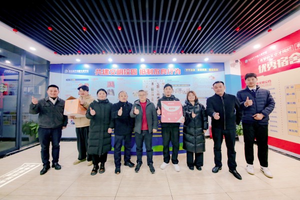 南京新華吳元紅校長晚間慰問查寢，并為學生送關(guān)懷！